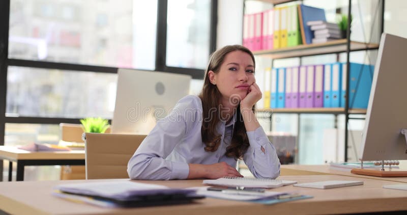 Jovem cansada no trabalho no escritório