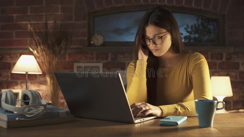 Jovem cansada trabalhando com um laptop