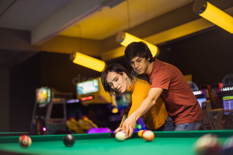 Jovem Casal Em Sala De Bilhar. Namorado Ensinando Sua Namorada a Jogar  Bilhar Imagem de Stock - Imagem de boate, feriado: 212990253