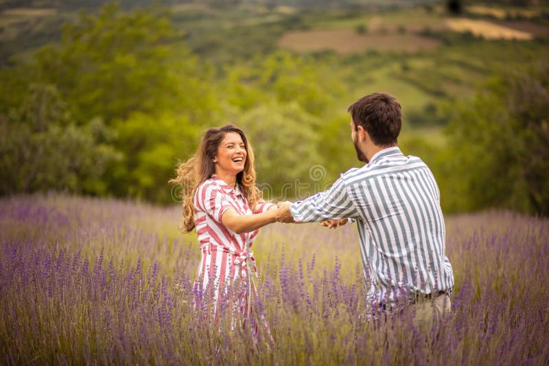 Casal Se Divertindo Na Sala De Jogos. Jogar Um Jogo Imagem de Stock -  Imagem de etnicidade, excitar: 213522161