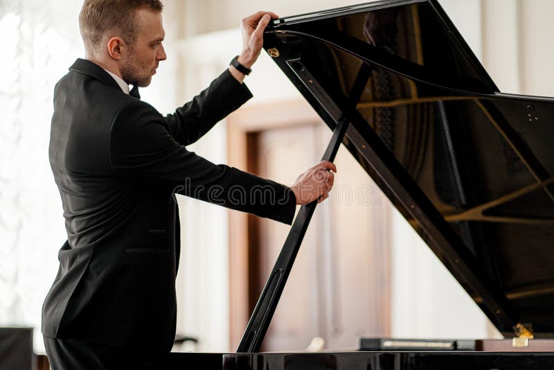 Jovem Pianista Faz Música Clássica Foto de Stock - Imagem de jogo