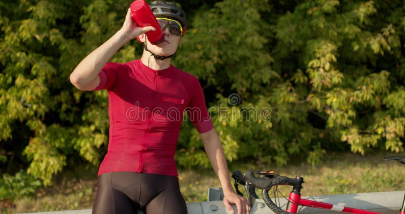 único motociclista de desenho de linha usando capacete, andando de moto na  estrada de asfalto. jovem de macacão de piloto e capacete sentado na  bicicleta esportiva. ilustração em vetor gráfico de desenho