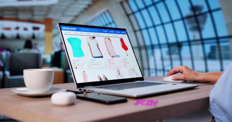 Jovem compra roupa numa loja online imagem de stock royalty free