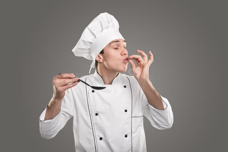 Cara Soprando Numa Colher Para Provar Comida Cozida Foto de Stock - Imagem  de alimento, cozinheiro: 270887440