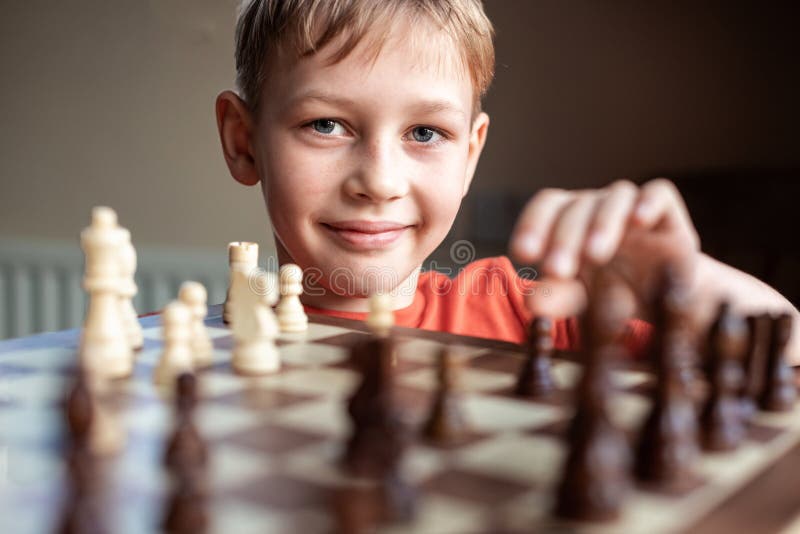 Fotos de Criança jogando xadrez, Imagens de Criança jogando xadrez sem  royalties