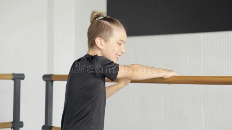 Jovem dançarino bonito olhando para a câmera. formação numa escola de balé.