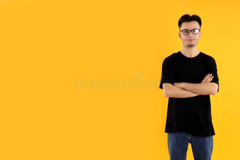 Jovem de óculos de fundo amarelo foto de stock