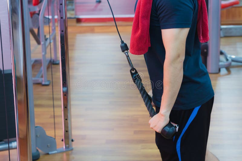 Jovens Esportistas Fazendo Esquadras De Sumo Com Kettlebell Na