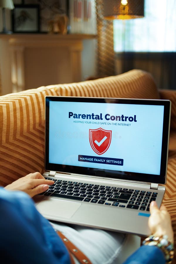 Jovem dona de casa configura controle parental no laptop