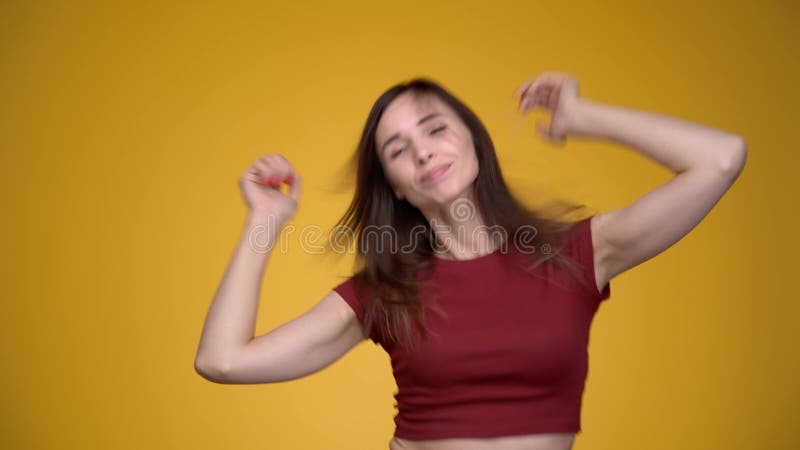 Jovem e atraente mulher animada brincando com o cabelo.