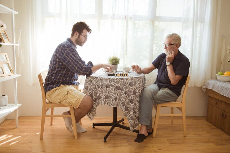 Jogar Xadrez Como Uma Maneira De Se Divertir Enquanto Fica Em Casa Com Sua  Família Imagem de Stock - Imagem de quarto, estratégia: 179099711