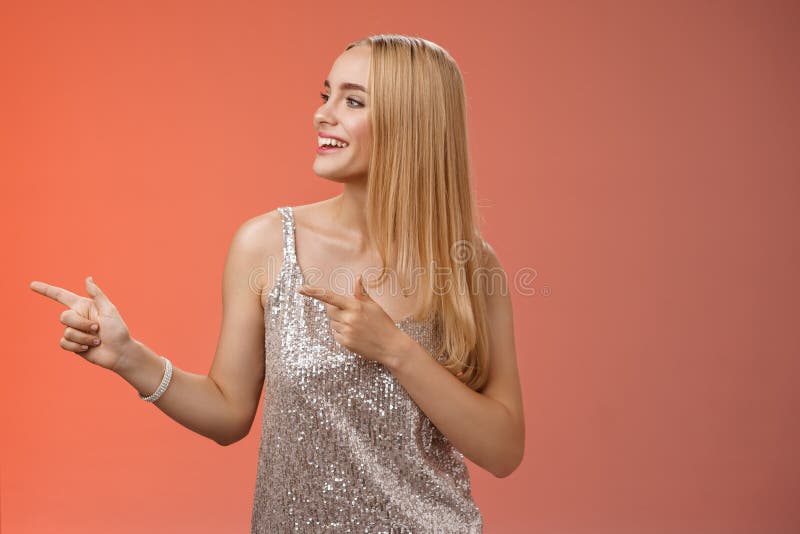 Mulher europeia jovem despreocupada e sonhadora com penteado