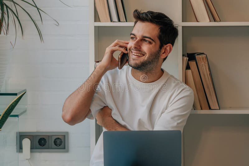 Jovem em casa com telefone celular foto de stock