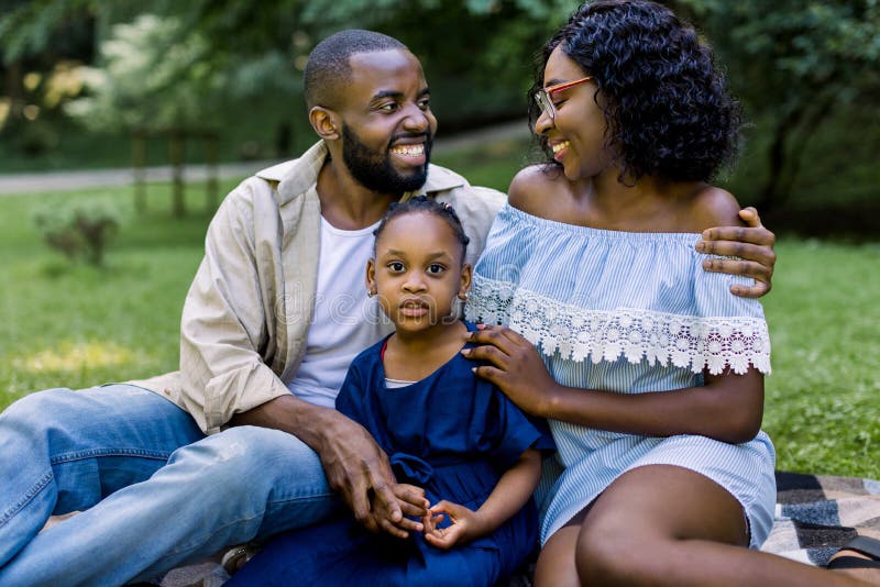 Foto Jovem feliz sorrindo família com cavalo. Família de quatro