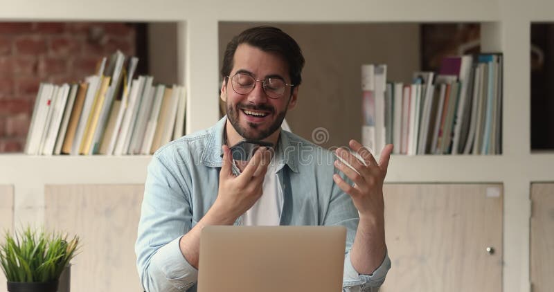 Jovem feliz gravando mensagem de áudio no celular.