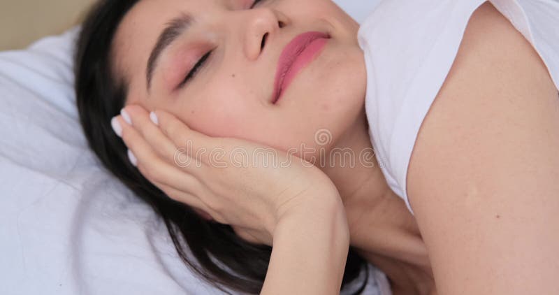 Jovem feliz relaxando na cama