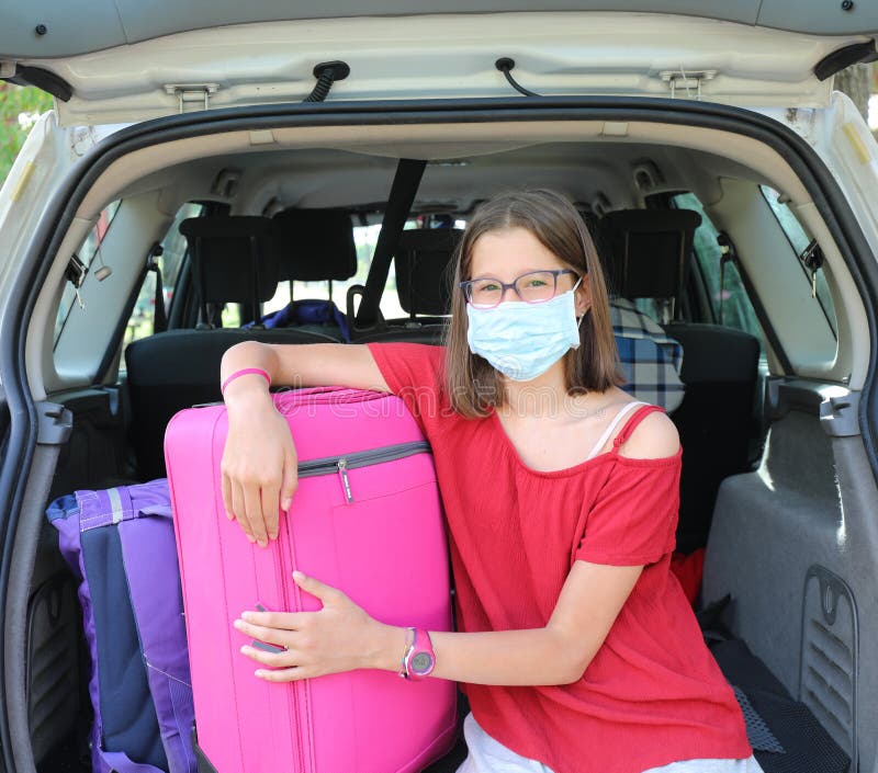 Retrato Em Família Cheia Com Crianças Pequenas Coloca Malas De Bagagem No  Carro Sorrindo Juntos Antes Da Viagem Imagem de Stock - Imagem de grande,  cuidado: 209416853