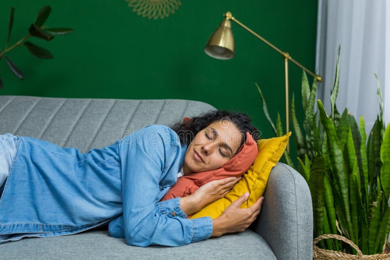 mulheres deitado às casa em a sofá retrato com uma curto corte de cabelo  dentro uma branco camisa, sorriso, depressão dentro adolescentes, casa  feriado 23692124 Foto de stock no Vecteezy