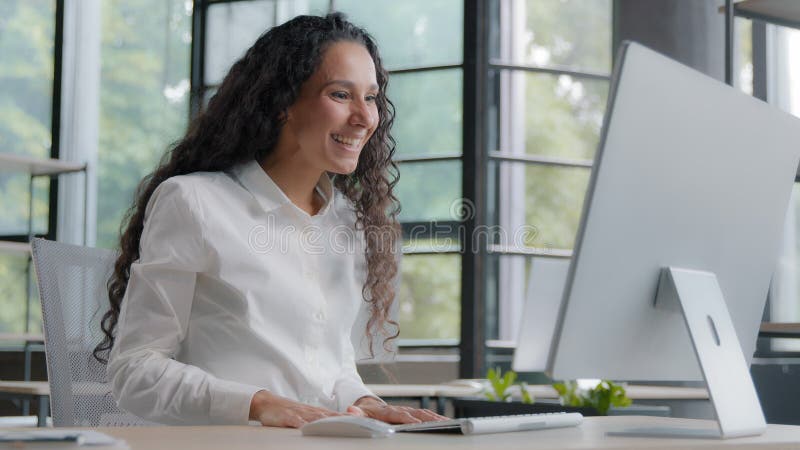 Jovem hispânica gerente de escritório digitando em computador mulheres felizes e excitadas ganham loteria online alegrias em conqu