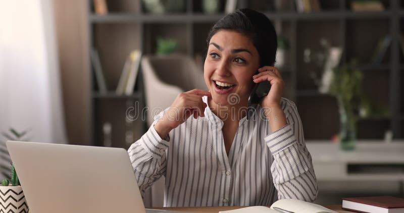 Jovem indiana feliz, mulher de raça mista, ouvindo boas notícias inacreditáveis.