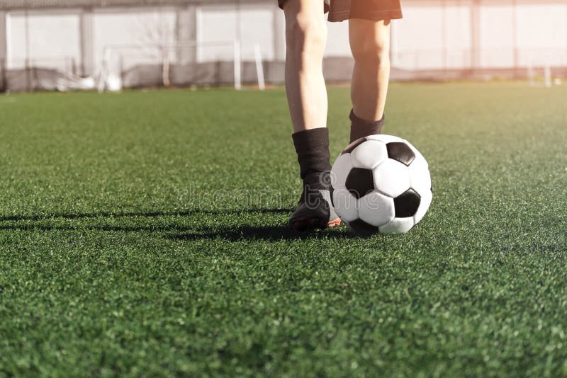 Um Jovem Jogador De Futebol Machucou Sua Perna Durante O Jogo E