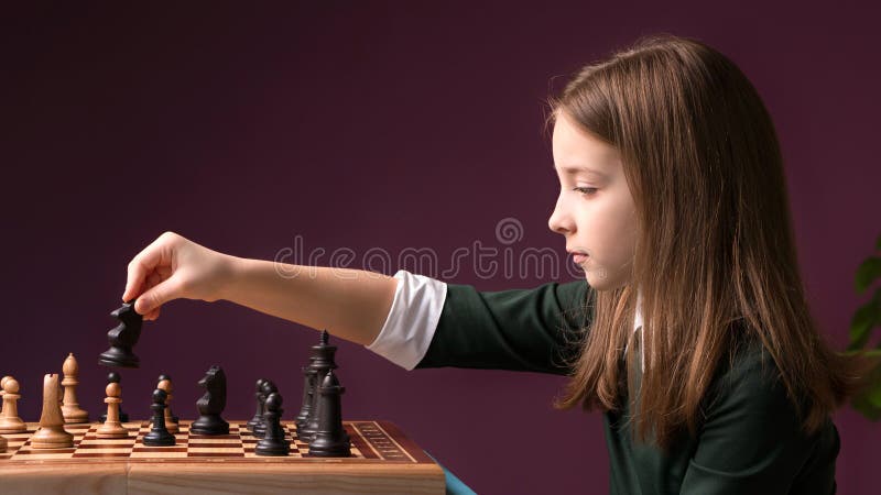 Foto de Adolescente Jogando Xadrez Sozinho e mais fotos de stock