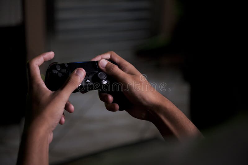 Jovem Jogando Seu Videogame De Playstation 4 Na Televisão Na Sala De Estar.  Foto de Stock Editorial - Imagem de jogador, competitivo: 208047203