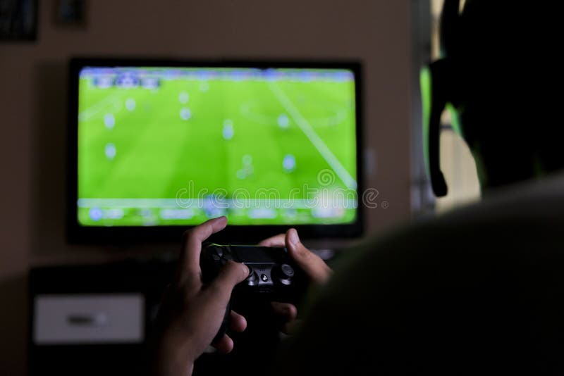 Jovem Jogando Seu Videogame De Playstation 4 Na Televisão Na Sala De Estar.  Foto de Stock Editorial - Imagem de jogador, competitivo: 208047203