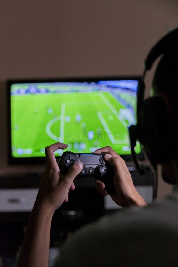 Jovem Jogando Seu Videogame De Playstation 4 Na Televisão Na Sala De Estar.  Foto de Stock Editorial - Imagem de jogador, competitivo: 208047203