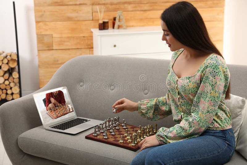 Jovem Jogando Xadrez Com Parceiro Através De Videoconferência Online Em  Casa Imagem de Stock - Imagem de passatempo, quarto: 258376077