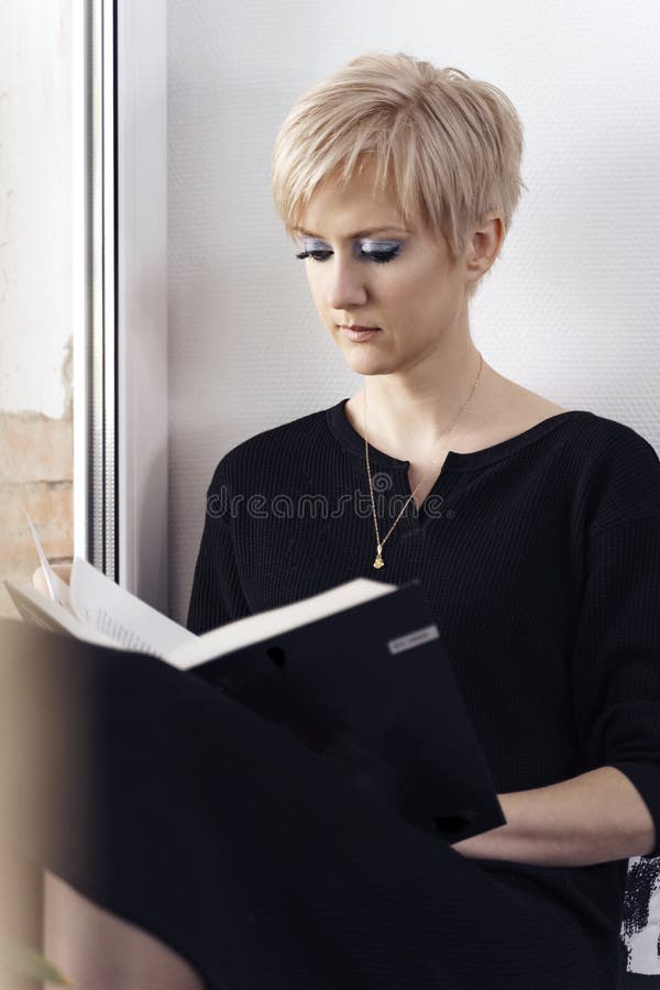 Mulher Cabeleireira De Uniforme Preto Corta Cabelo De Jovem Imagem