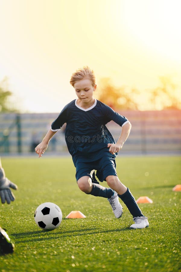 Crianças Jogam Jogo De Futebol. Crianças Em Duas Equipes Chutando Bola  Clássica De Futebol. Jovens Jogadores De Futebol Se Divertindo No Jogo De  Futebol De Verão Foto Royalty Free, Gravuras, Imagens e Banco de  fotografias. Image 192120247