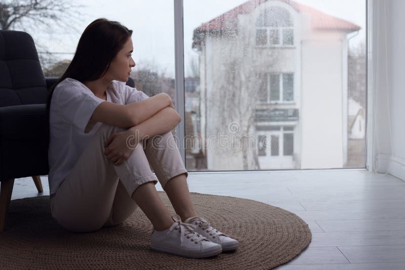 O Perfil De Uma Menina Triste Está Sentando-se No Canto Da Sala Imagem de  Stock - Imagem de sozinho, negligência: 50778771