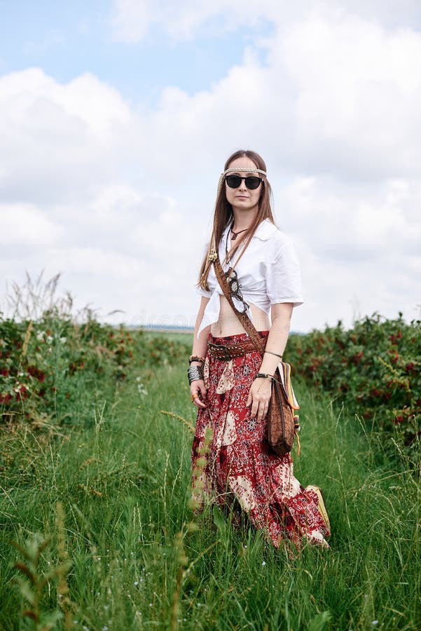 Bruxa Hippie Vestindo Roupas Do Estilo Boho Escondido No Campo Amarelo  Pegando Pedúnculos De Trigo Fazendo Natural Foto de Stock - Imagem de  lazer, lifestyle: 194400272