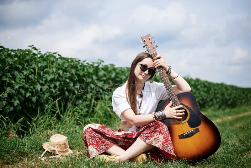 Bruxa Hippie Vestindo Roupas Do Estilo Boho Escondido No Campo