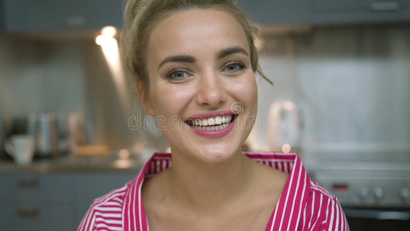 Jovem mulher alegre na cozinha