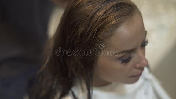 mulher jovem e bonita usando secador de cabelo no salão de cabeleireiro.  close-up do cabelo da mulher no salão de beleza, conceito de penteado  18932577 Foto de stock no Vecteezy