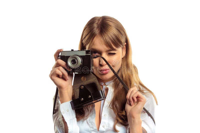Jovem mulher atrativa com a câmera da foto do vintage que faz o tiro fotografia de stock Jovem mulher atrativa com a câmera da foto do vintage que faz o tiro fotografia de stock