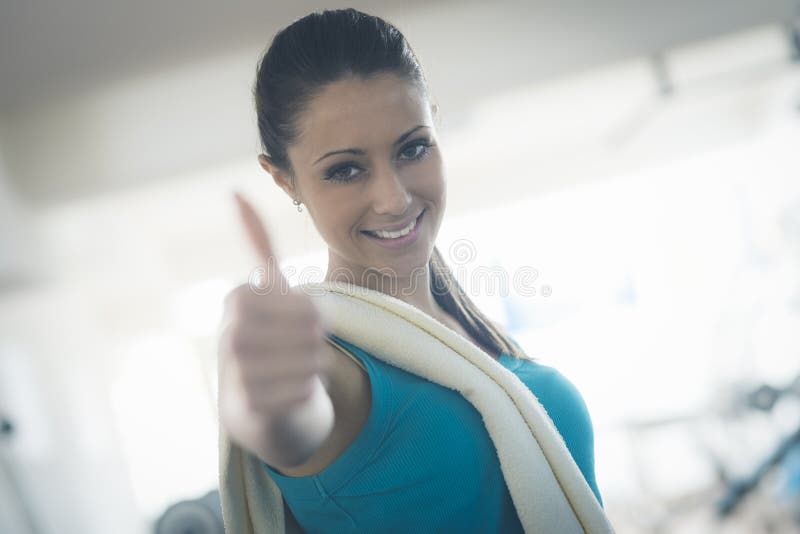 Jovem mulher atrativa no gym fotos de stock Jovem mulher atrativa no gym fotos de stock