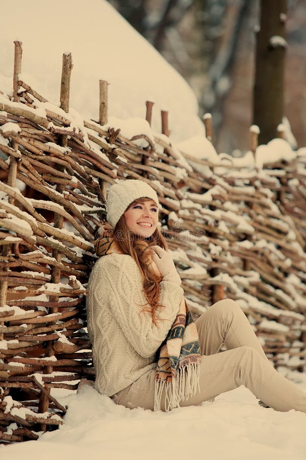 Jovem mulher atrativa no inverno exterior imagem de stock royalty free Jovem mulher atrativa no inverno exterior imagem de stock royalty free