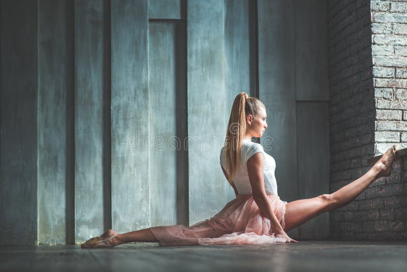 Jovem mulher atrativa que pratica no estúdio da dança imagens de stock Jovem mulher atrativa que pratica no estúdio da dança imagens de stock