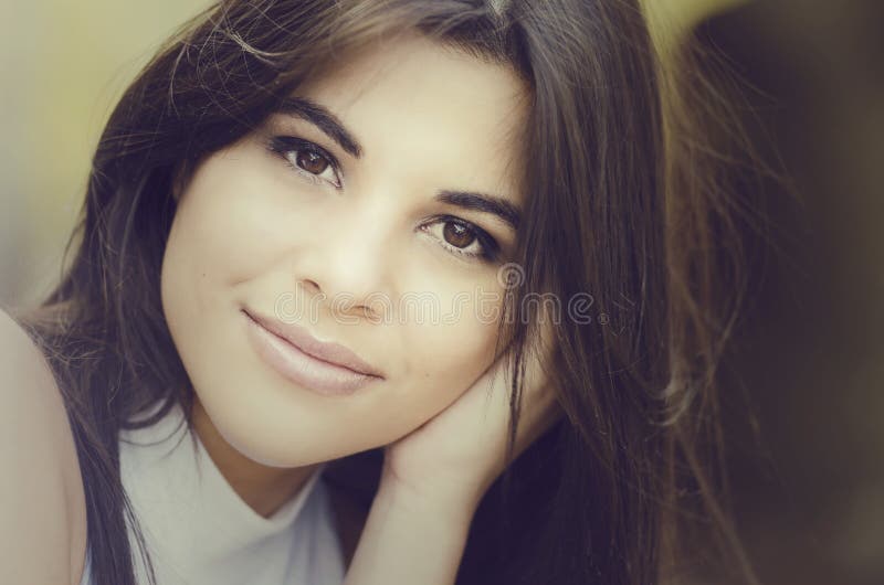 Mulher jovem e bonita foto de stock