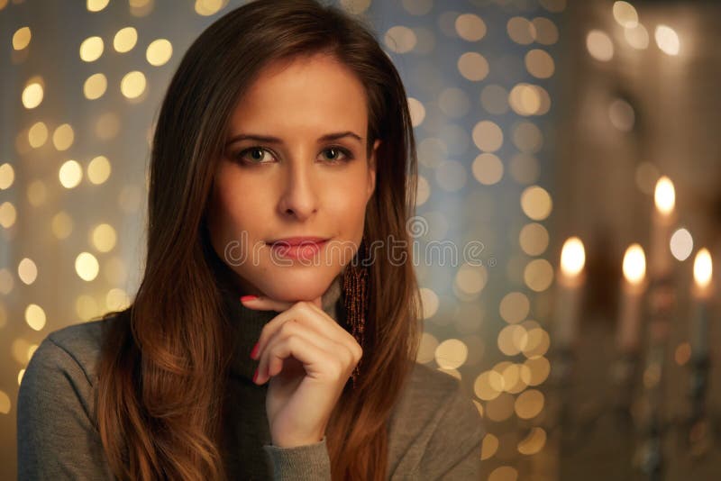 Jovem mulher bonita com luzes de Natal imagens de stock Jovem mulher bonita com luzes de Natal imagens de stock