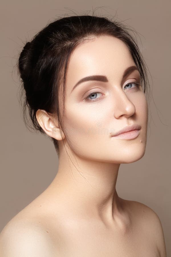 Jovem mulher bonita com pele brilhante limpa perfeita, composição natural da forma Retrato do encanto do modelo com penteado boni fotografia de stock royalty free Jovem mulher bonita com pele brilhante limpa perfeita, composição natural da forma Retrato do encanto do modelo com penteado boni fotografia de stock royalty free