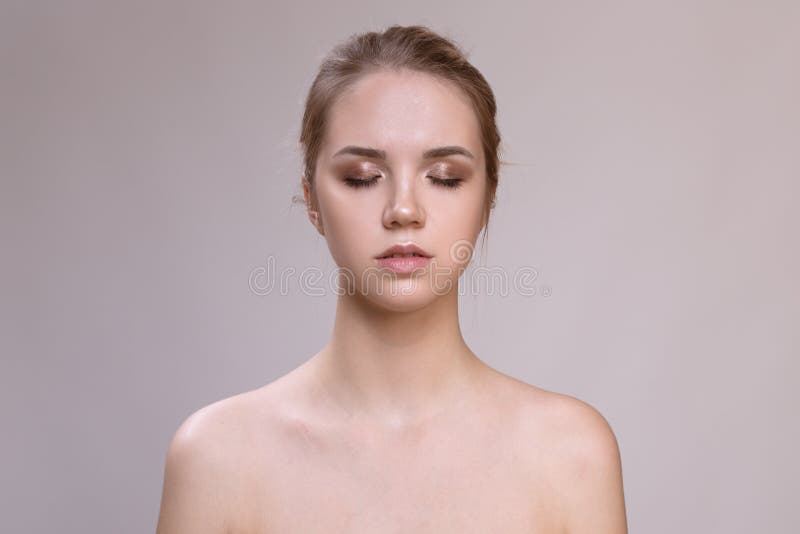 Jovem mulher bonita com pele fresca limpa foto de stock Jovem mulher bonita com pele fresca limpa foto de stock