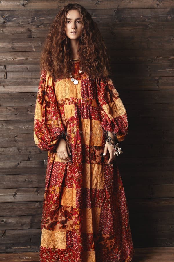 Jovem mulher bonita com penteado encaracolado longo, joia da forma com cabelo moreno Roupa indiana do estilo, vestido longo imagens de stock Jovem mulher bonita com penteado encaracolado longo, joia da forma com cabelo moreno Roupa indiana do estilo, vestido longo imagens de stock