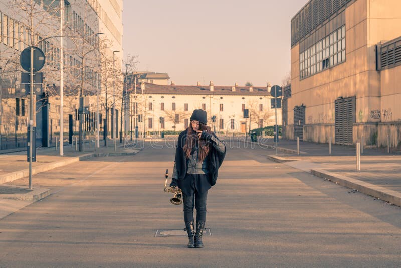 Jovem mulher bonita com seu saxofone imagens de stock royalty free