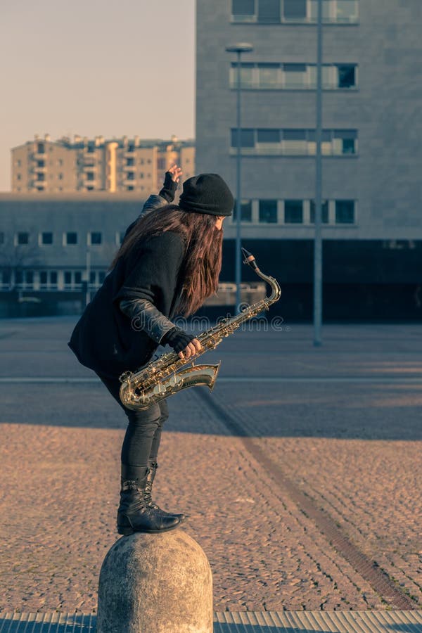 Jovem mulher bonita com seu saxofone fotos de stock