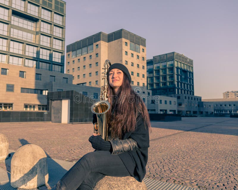 Jovem mulher bonita com seu saxofone fotos de stock