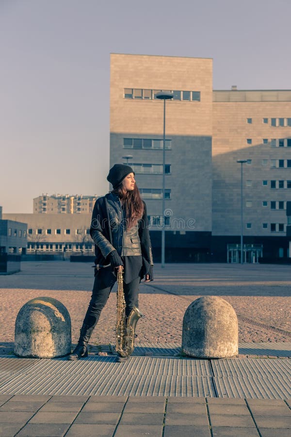 Jovem mulher bonita com seu saxofone fotos de stock royalty free